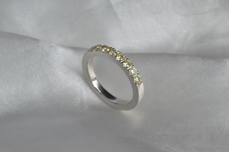 Anillo con piedras amarillo claro