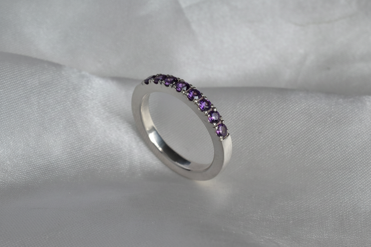Anillo con piedras amatista