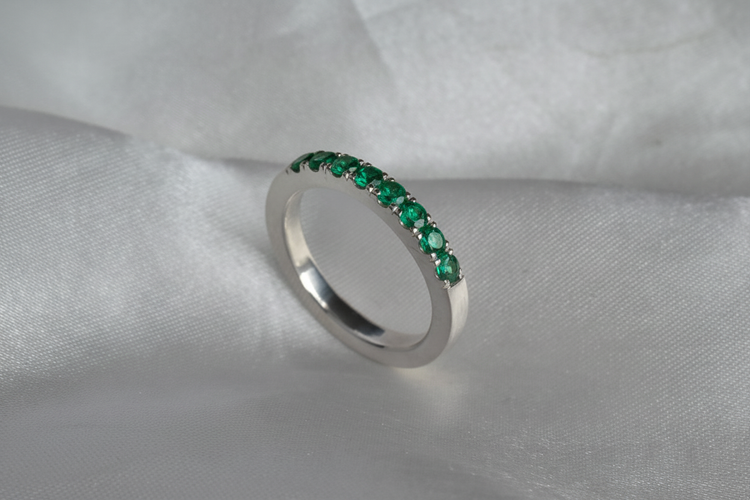 Anillo con piedras verdes