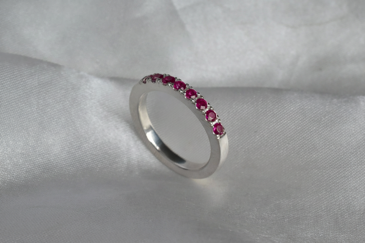 Anillo con rubíes