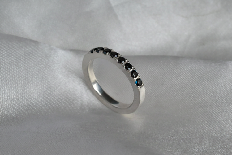 Anillo con ónix negro
