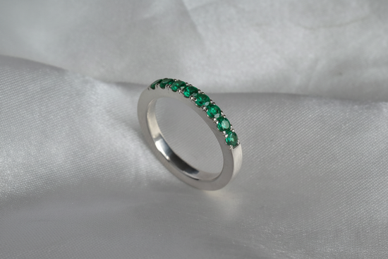 Anillo con piedras verdes